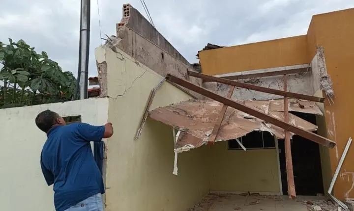 Acidente entre caminhão e Gol causa destruições em Rosário Oeste