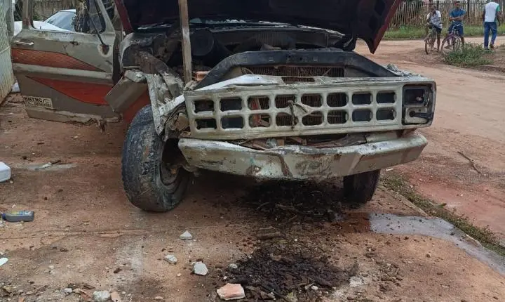 Acidente entre caminhão e Gol causa destruições em Rosário Oeste