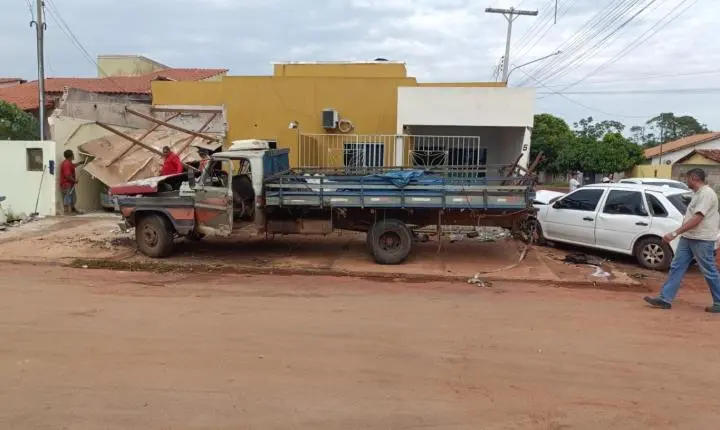 Acidente entre caminhão e Gol causam destruições em Rosário Oeste