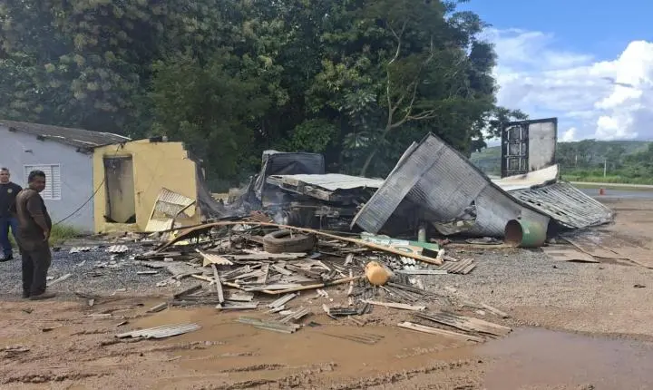 Acidente Fatal na BR-163 em Nobres: Caminhão Invade Borracharia e Motorista Morre Carbonizado