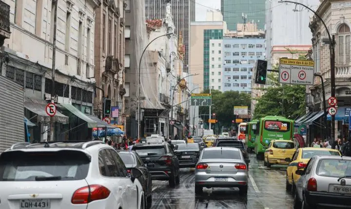 Uso de adesivo eleitoral no carro pode fazer motorista perder cobertura do seguro