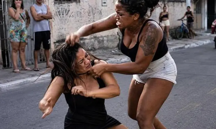 Adolescente apanha no meio da rua após faccionada do CV dizer que vítima estava tendo caso com seu marido