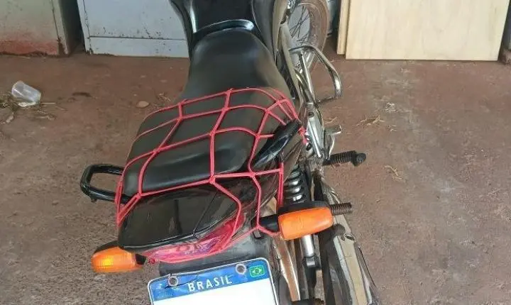 Adolescente foi flagrado empinando motocicleta perto de escola em Nova Olímpia