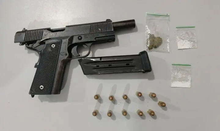 Adolescentes são flagrados com drogas e arma a caminho da escola e acabam apreendidos