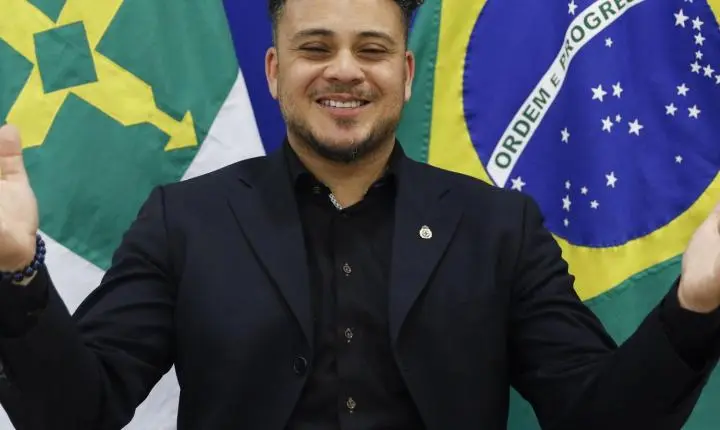 Cantor adotado na Holanda busca raízes e sonha em viver no Brasil