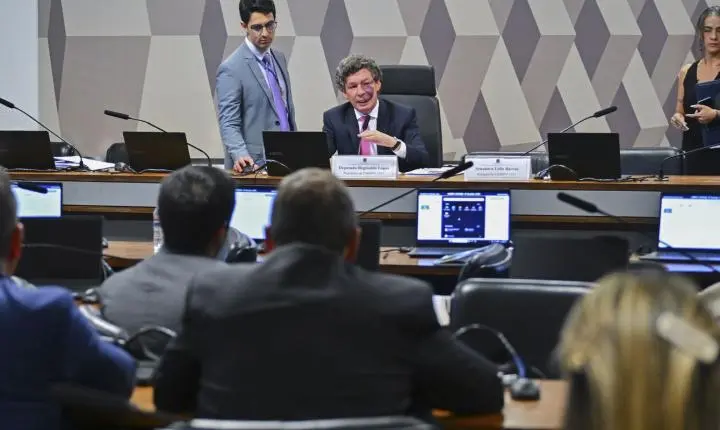 Ajustes no texto adiam votação da MP da taxa das blusinhas