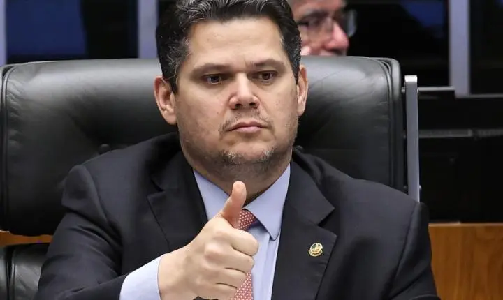 Davi Alcolumbre defende tramitação em comissões para a PEC da 6x1 no Senado