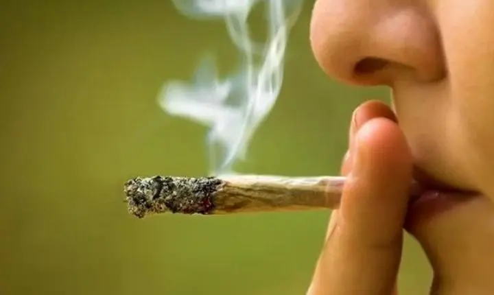 Alunos de 12 anos foram flagrados fumando maconha no banheiro de escola em Sorriso. 