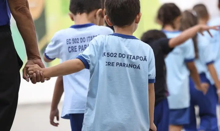Policiais militares afastados após punição a estudantes com flexões em escola no DF