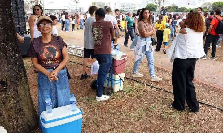 Ambulantes buscam sustento no desfile de 7 de Setembro em Brasília