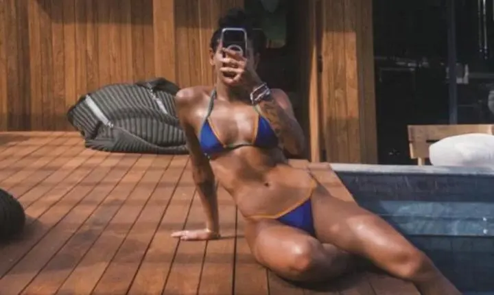 Ana Castela posa de biquíni e exibe shape em foto nas redes sociais