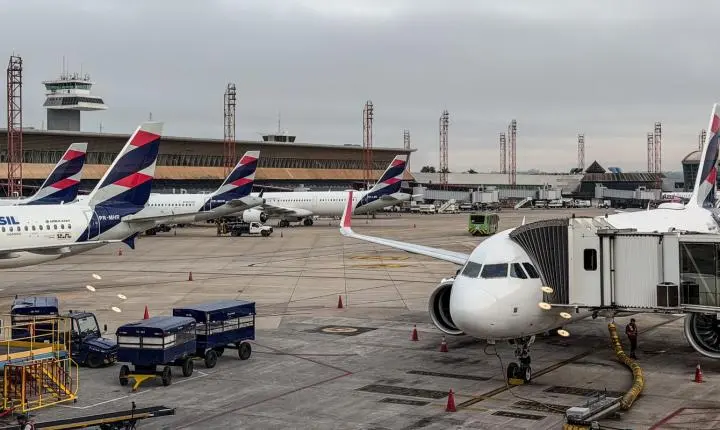 Anvisa aprova novas regras de segurança sanitária para aviões e aeroportos
