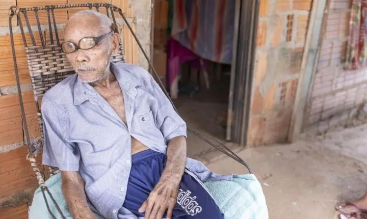Aos 111 anos, idoso precisa provar que está vivo