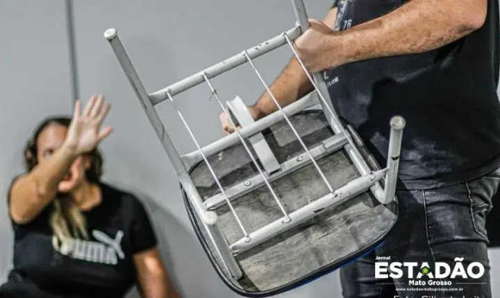 Após pedir para lavar a louça, mãe é atingida por cadeirada do filho de 13 anos