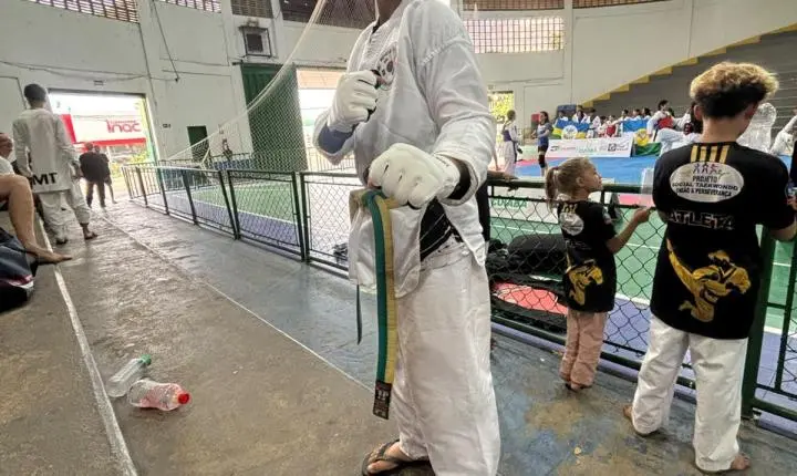 Atletas de taekwondo do Korea Fighter apresentam conquistas ao prefeito de Rosário Oeste
