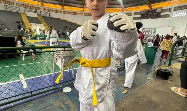 Atletas de taekwondo do Korea Fighter apresentam conquistas ao prefeito de Rosário Oeste