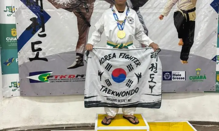 Atletas de taekwondo do Korea Fighter apresentam conquistas ao prefeito de Rosário Oeste