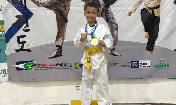 Atletas de taekwondo do Korea Fighter apresentam conquistas ao prefeito de Rosário Oeste
