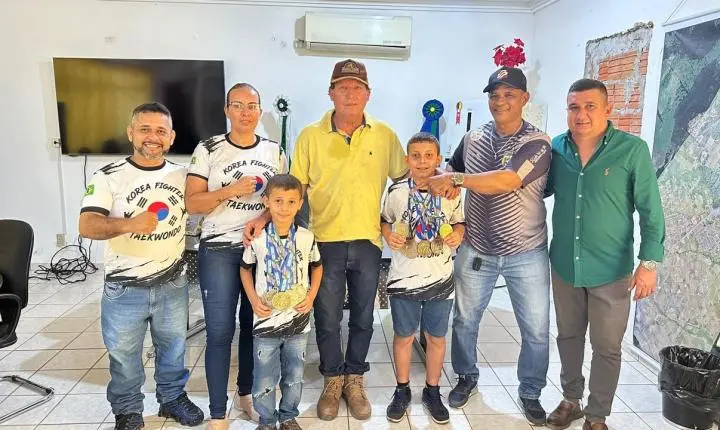 Atletas de taekwondo do Korea Fighter apresentam conquistas ao prefeito de Rosário Oeste
