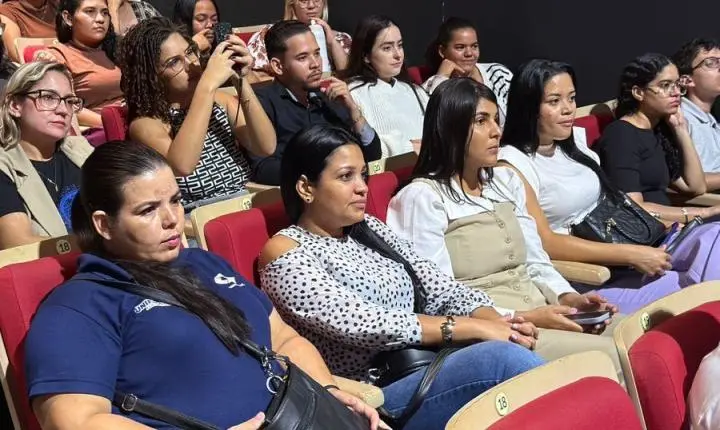 Aula Magna da UNIFACC reúne mais de 700 estudantes e lota o Teatro Zulmira Canavarros
