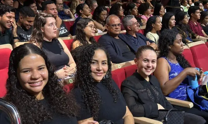 Aula Magna da UNIFACC reúne mais de 700 estudantes e lota o Teatro Zulmira Canavarros