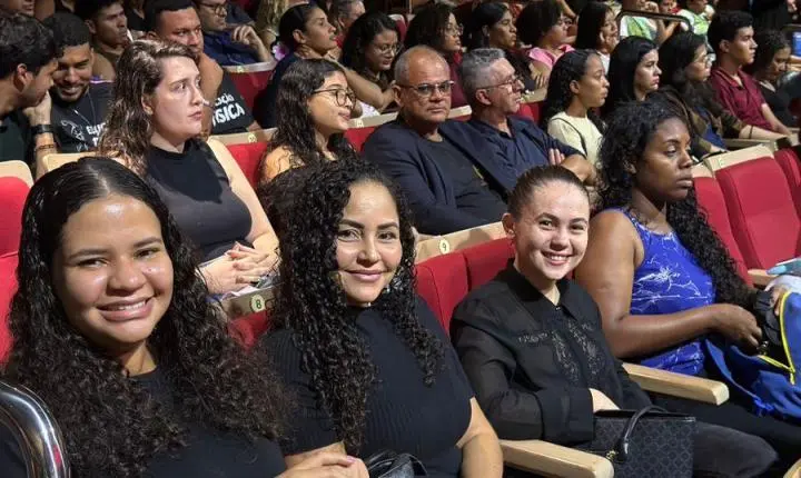 Aula Magna da UNIFACC reúne mais de 700 estudantes e lota o Teatro Zulmira Canavarros