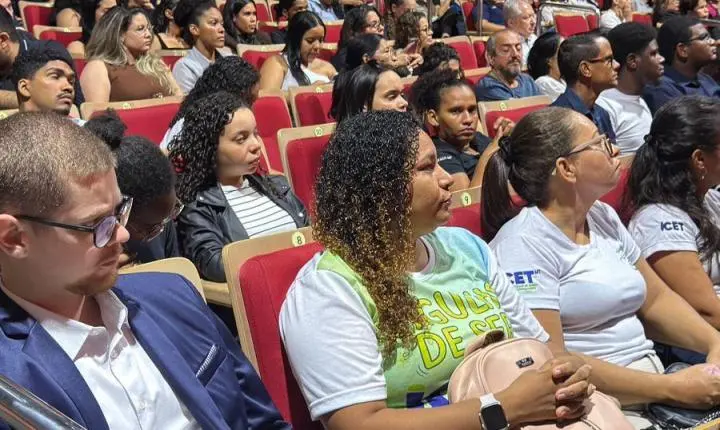 Aula Magna da UNIFACC reúne mais de 700 estudantes e lota o Teatro Zulmira Canavarros