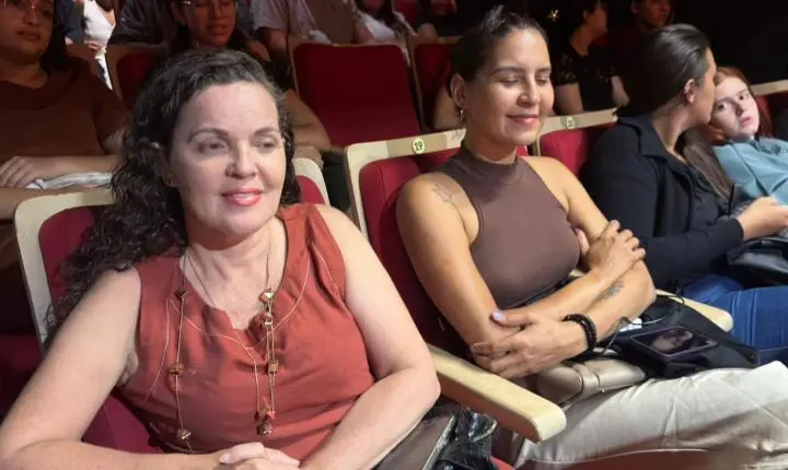 Aula Magna da UNIFACC reúne mais de 700 estudantes e lota o Teatro Zulmira Canavarros