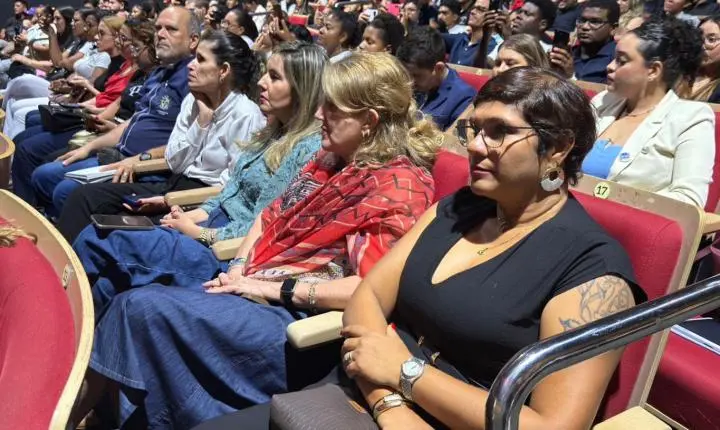 Aula Magna da UNIFACC reúne mais de 700 estudantes e lota o Teatro Zulmira Canavarros