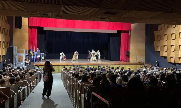 Aula Magna da UNIFACC reúne mais de 700 estudantes e lota o Teatro Zulmira Canavarros
