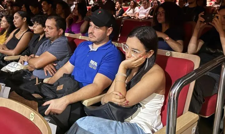 Aula Magna da UNIFACC reúne mais de 700 estudantes e lota o Teatro Zulmira Canavarros