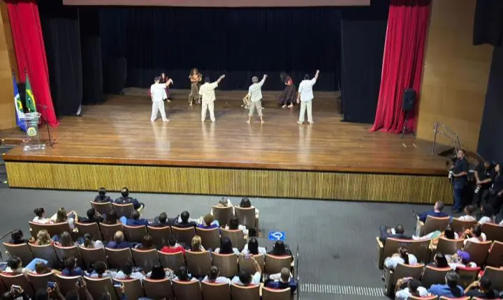 Aula Magna da UNIFACC reúne mais de 700 estudantes e lota o Teatro Zulmira Canavarros