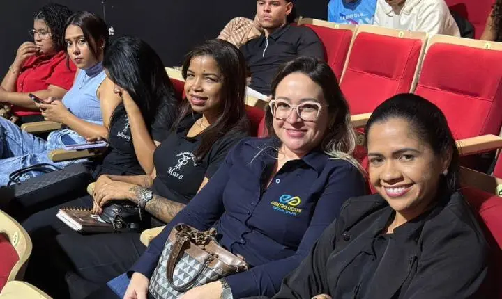 Aula Magna da UNIFACC reúne mais de 700 estudantes e lota o Teatro Zulmira Canavarros