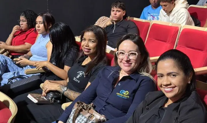 Aula Magna da UNIFACC reúne mais de 700 estudantes e lota o Teatro Zulmira Canavarros