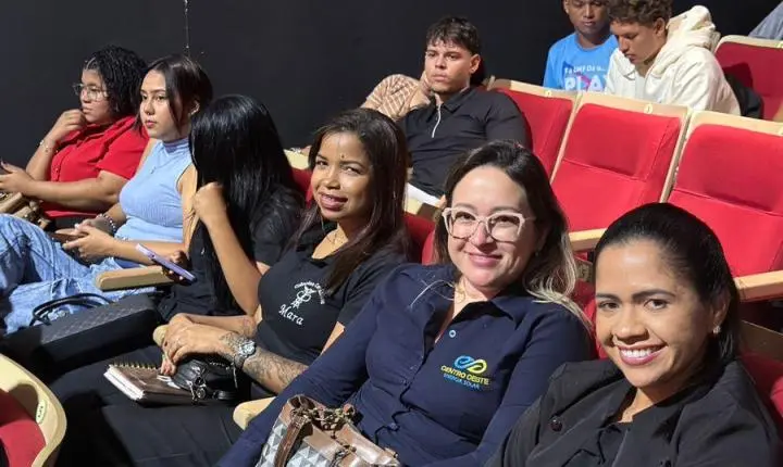 Aula Magna da UNIFACC reúne mais de 700 estudantes e lota o Teatro Zulmira Canavarros