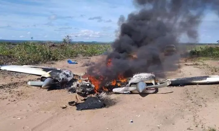 Avião cai em estrada na zona rural de MT e fica destruído pelo fogo