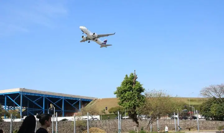 Aeronave da Aerolíneas Argentinas sofre impacto de drone no Galeão