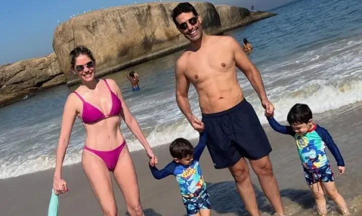 Bárbara Evans curte dia de praia com o marido e os filhos: 'Que sonho'