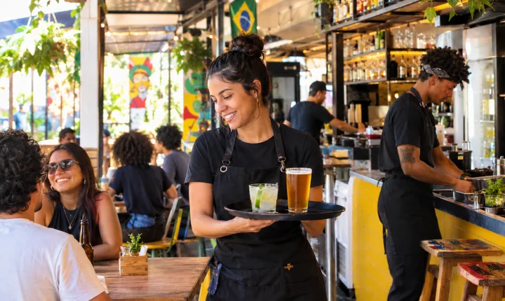 Bares e restaurantes são o 2º setor que mais contrata jovens