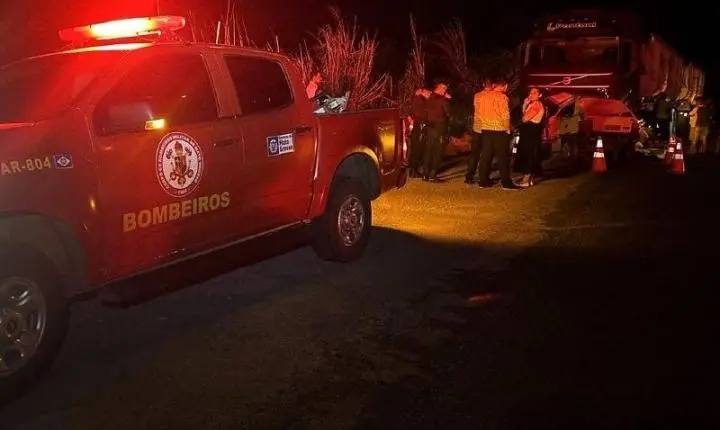 Batida entre carro e caminhão mata cinco pessoas da mesma família 