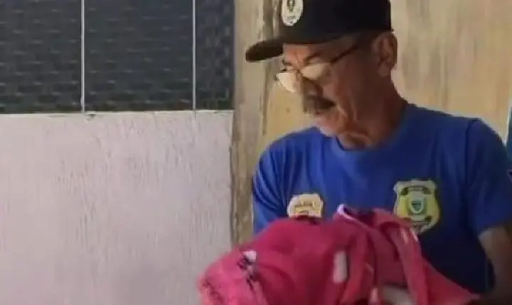 Bebê de 3 semanas é morto a facadas e pai e mãe acabam presos