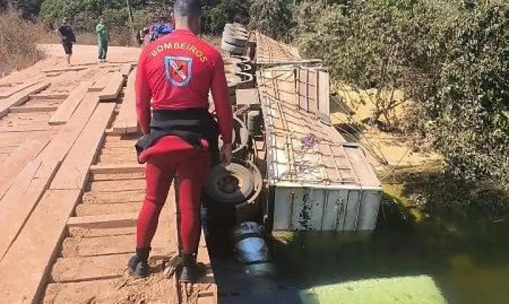 Bombeiros resgatam corpo após caminhão cair de ponte no interior de MT