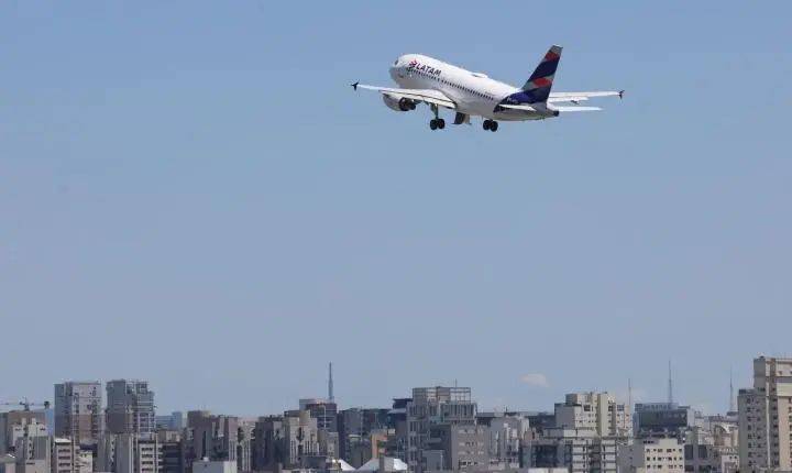 Cade inicia apuração sobre possível alinhamento de preços entre Latam e Gol