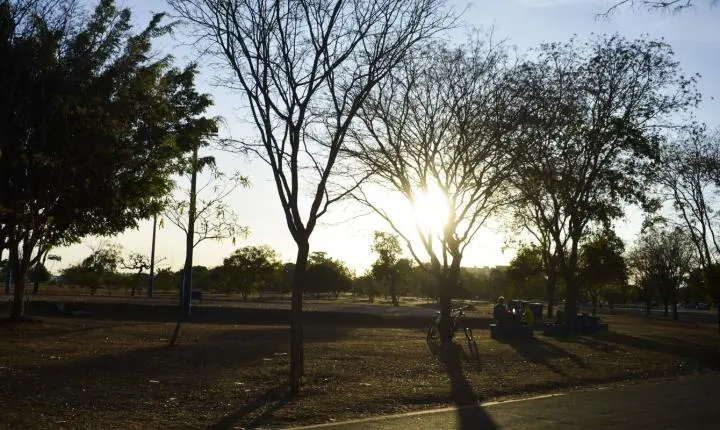 Previsão do tempo alerta para calor extremo e tempestades no Brasil
