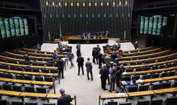 Câmara dos Deputados aprova atestado para acompanhamento de criança doente