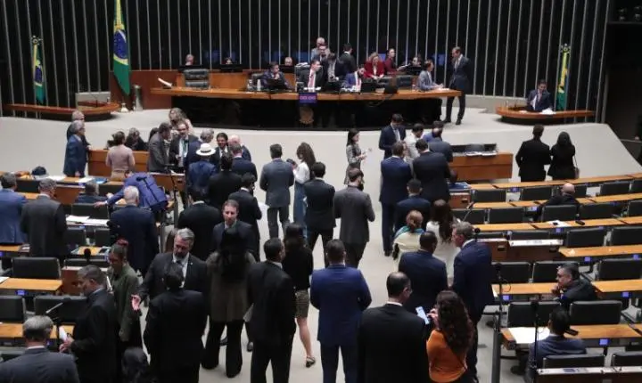 Câmara dos Deputados aprova regime de urgência para cinco proposições