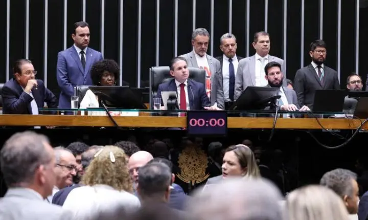 Câmara dos Deputados debate propostas cruciais sobre impactos econômicos, feminicídio e imunidade tributária