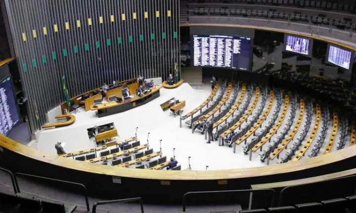 Câmara dos Deputados pode votar propostas para combater o feminicídio e estabilizar preços de combustíveis
