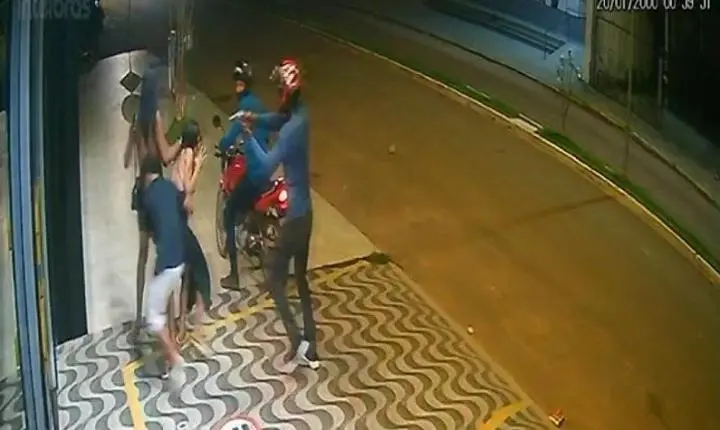 Câmera de segurança registra momento em que jovem é assassinado com quatro tiros