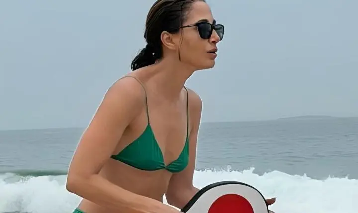 Camila Pitanga exibe boa forma em partida de frescobol na praia